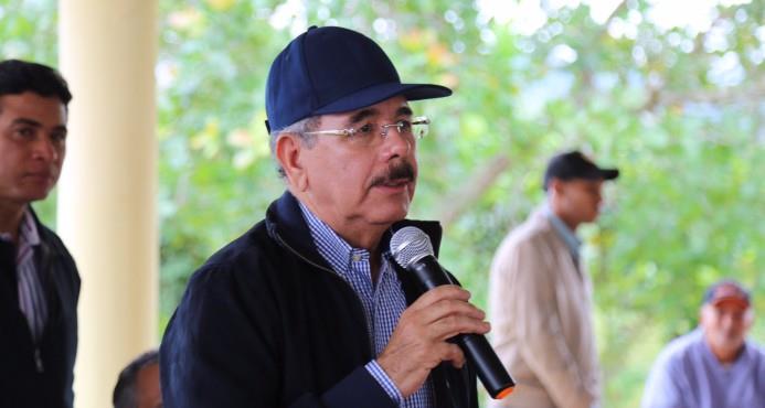 Llaman al presidente Medina a respaldar aumento general de salarios en 2017   