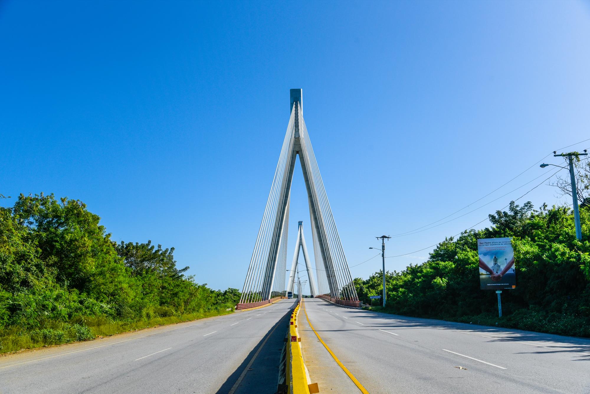 El puente Mauricio Báez, el puente atirantado más largo del Caribe, conecta la avenida Circunvalación de San Pedro de Macorís con la Autovía del Este.