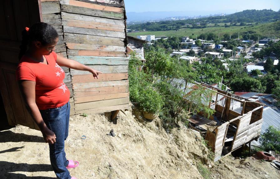 Temen posibles derrumbes de casas en Santiago
