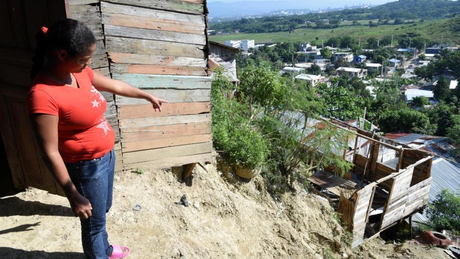 Temen posibles derrumbes de casas en Santiago