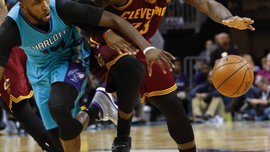 LeBron James marcó la diferencia en duelo de líderes