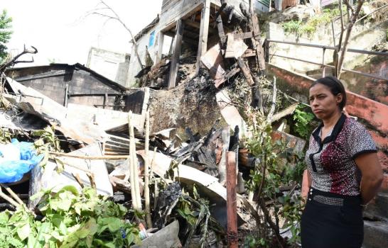 Fuego en sector La Zurza consume dos viviendas y afecta a una tercera 