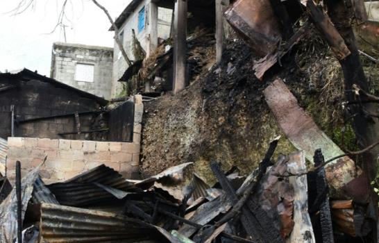 Fuego en sector La Zurza consume dos viviendas y afecta a una tercera 