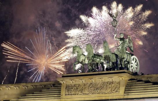 El mundo recibe 2017 con pirotecnia y fiestas 