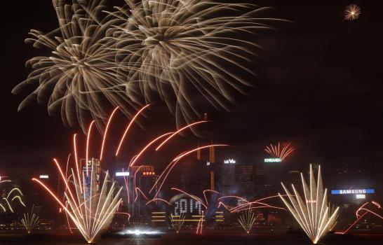 El mundo recibe 2017 con pirotecnia y fiestas 