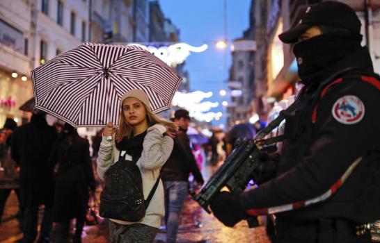 El mundo recibe 2017 con pirotecnia y fiestas 