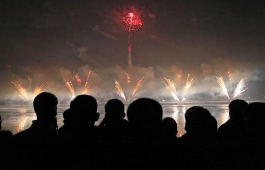 El mundo recibe 2017 con pirotecnia y fiestas 