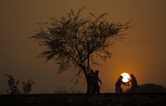 El mundo recibe 2017 con pirotecnia y fiestas 