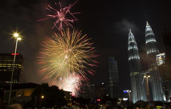 El mundo recibe 2017 con pirotecnia y fiestas 
