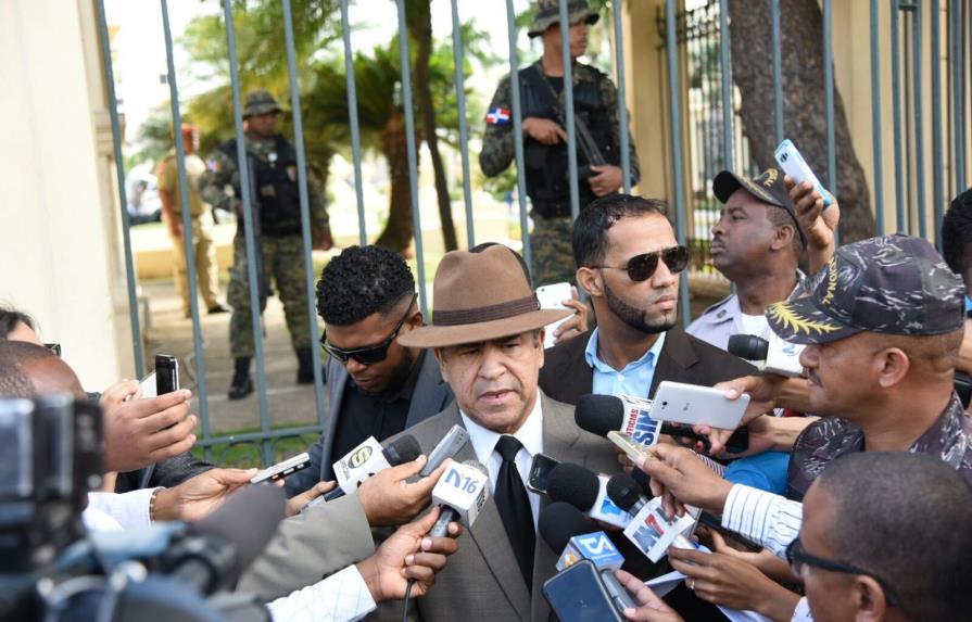 Percival Peña habla a la prensa frente al Palacio Nacional