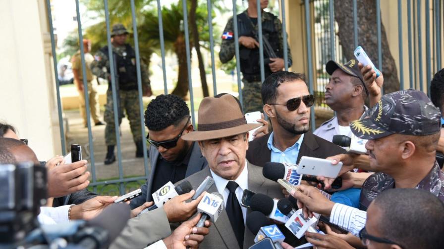 Percival Peña habla a la prensa frente al Palacio Nacional