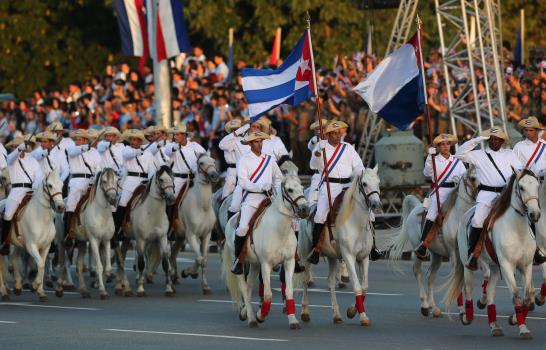 Comienza en La Habana masivo desfile militar por 58 años de la Revolución