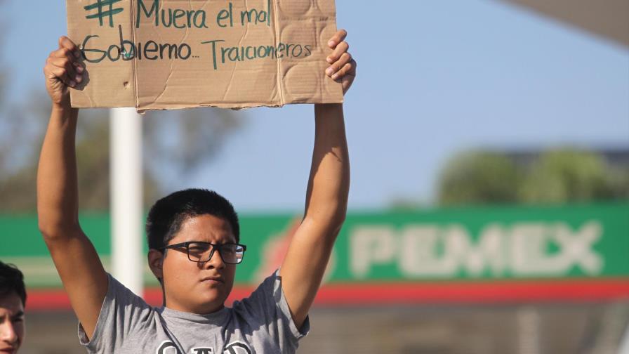 Gobierno mexicano mantiene alza a gasolinas pese a protestas