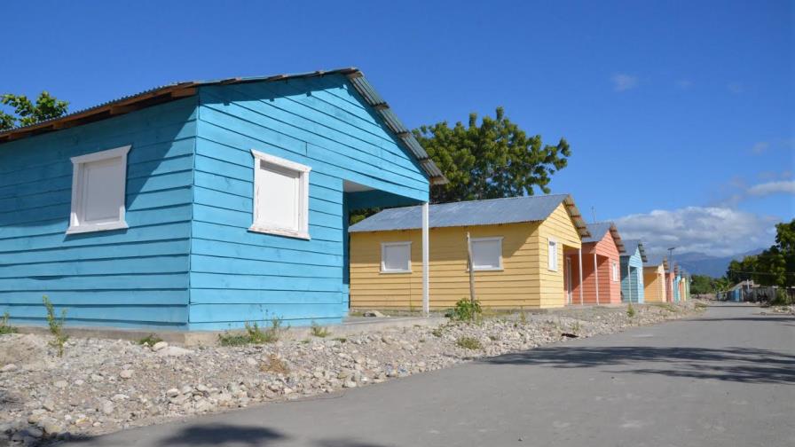Gobierno entrega viviendas a damnificados de El Rosario de Azua