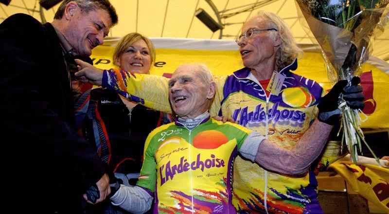 Francés de 105 años intentará batir récord de velocidad en bicicleta