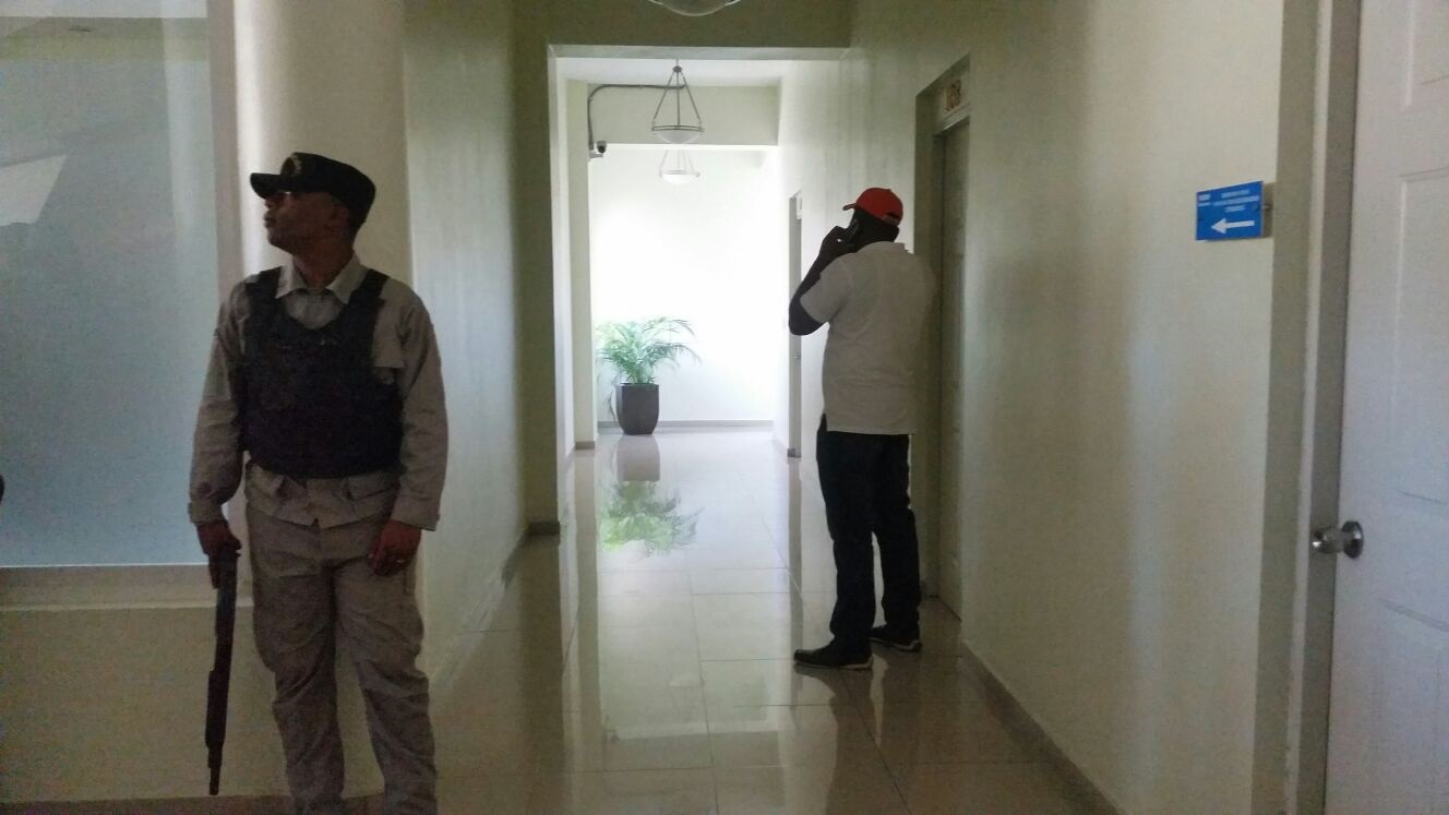 La Policía revisó el hotel Masacre en Dajabón en busca de Brayan Peter Félix Paulino, supuesto acompañante de John Percival Matos en los asaltos.