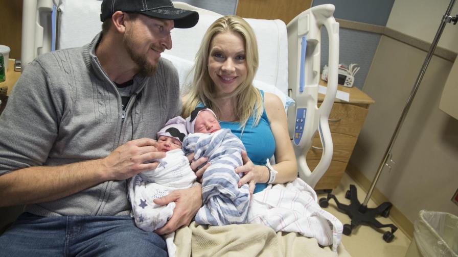 Dos parejas de gemelos nacen en años distintos