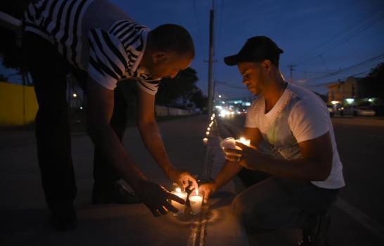 Realizan encendido de velas en rechazo a instalación del mercado de pulgas de Santiago