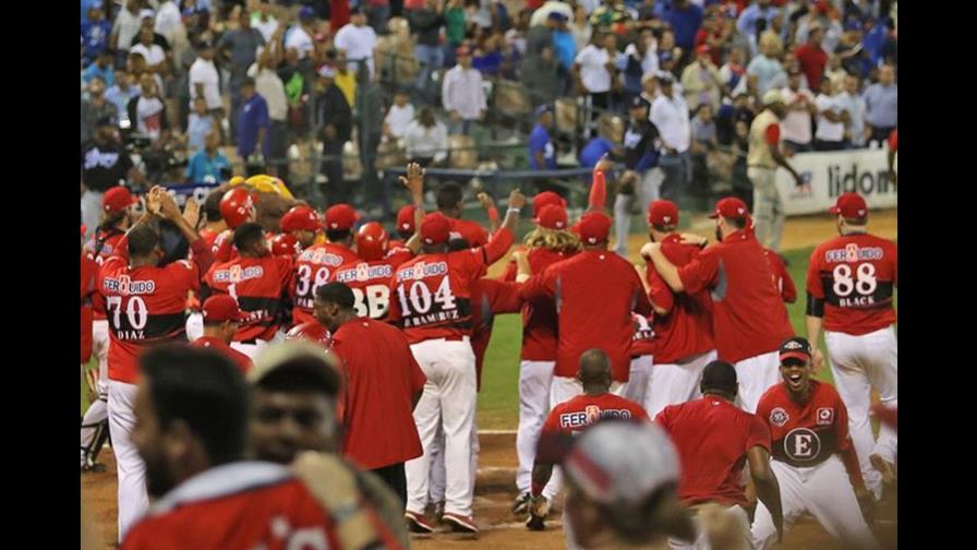 Con jonrón de Paulino, el Escogido deja en el terreno al Licey y empata en el segundo