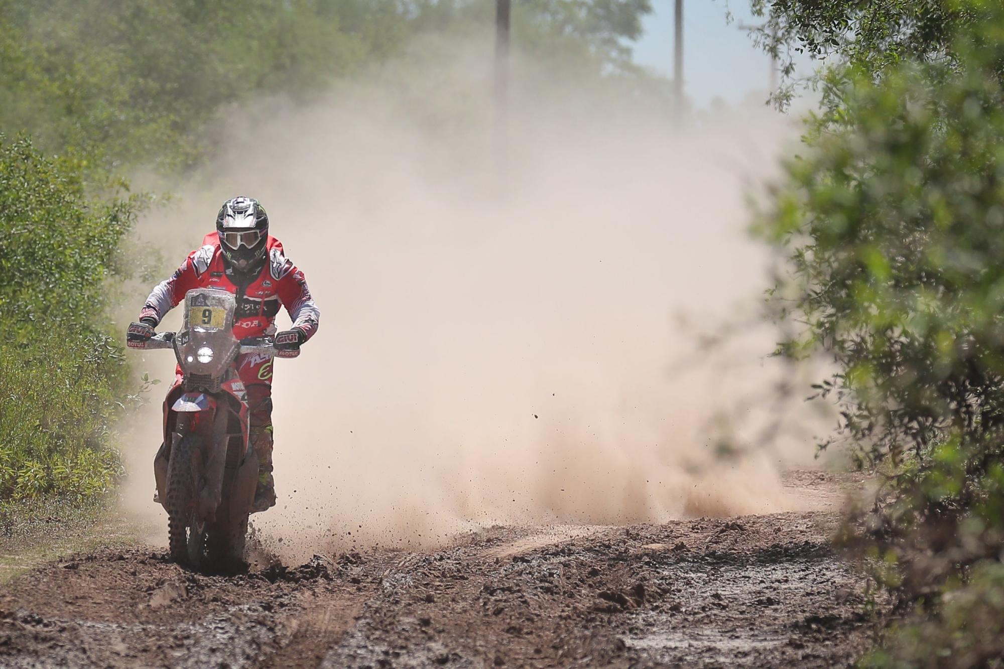 El piloto estadounidense Ricky Brabec conduce su motocicleta Honda en la segunda etapa del Rally Dakar 2017, entre Resistencia y Tucumán (Argentina).
