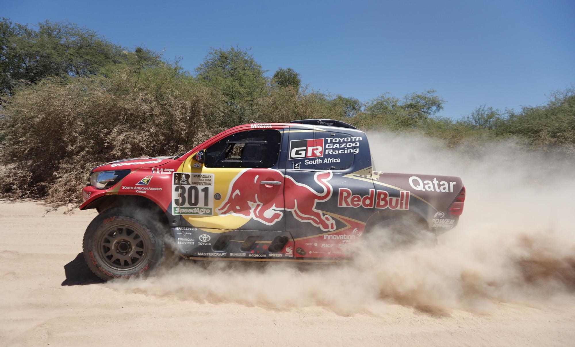 El piloto Al Attiyah (Qatar) y su copiloto Baumel Matthieu (Francia) de Toyota participan en la segunda etapa del Rally Dakar 2017, entre Resistencia y Tucumán (Argentina). 