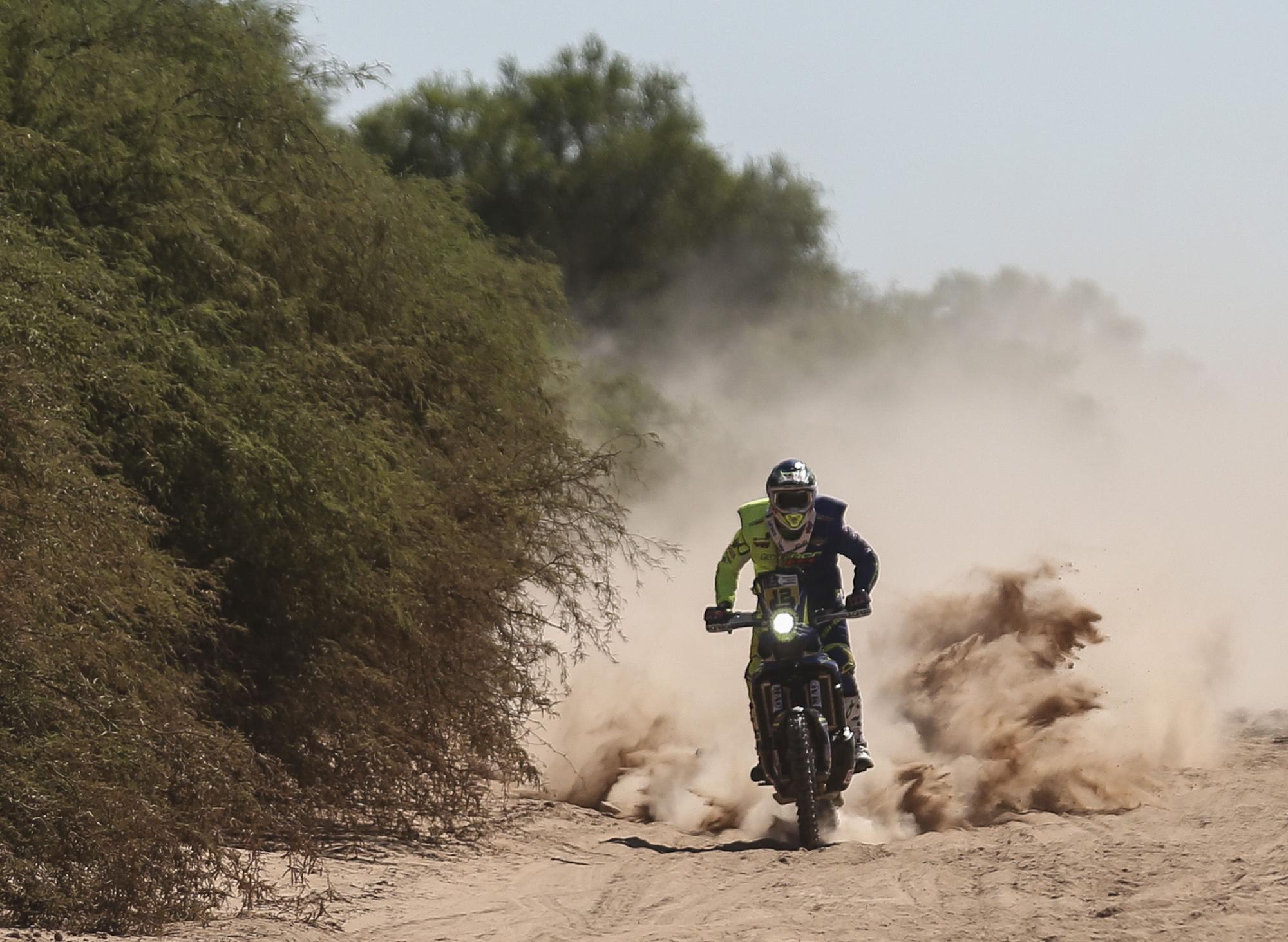 El español Juan Pedrero García conduce su motocicleta Sherco TVS durante la segunda etapa del Rally Dakar 2017, entre Resistencia y Tucumán (Argentina).