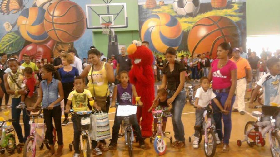 Senador reparte cientos de juguetes a niños en Hato Mayor Senador reparte cientos de juguetes a niños en Hato Mayor