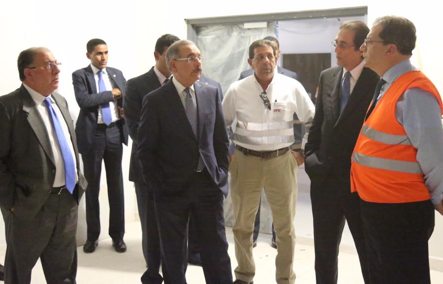 Presidente Medina inspecciona construcción de edificio que albergará el 9-1-1 en Santiago