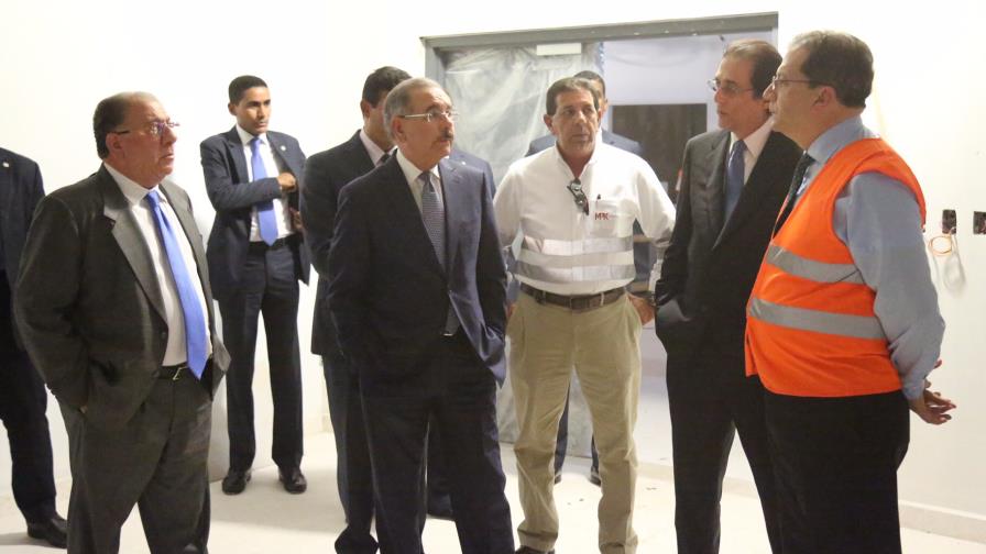 Presidente Medina inspecciona construcción de edificio que albergará el 9-1-1 en Santiago Presidente Medina inspecciona construcción de edificio que albergará el 9-1-1 en Santiago