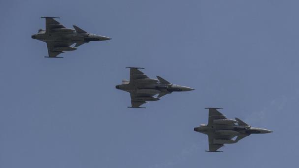 Un caza ruso intercepta un avión espía y dos cazas franceses en el mar Negro
