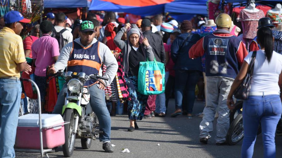 Vendedores y compradores participan en animado mercado de Pueblo Nuevo