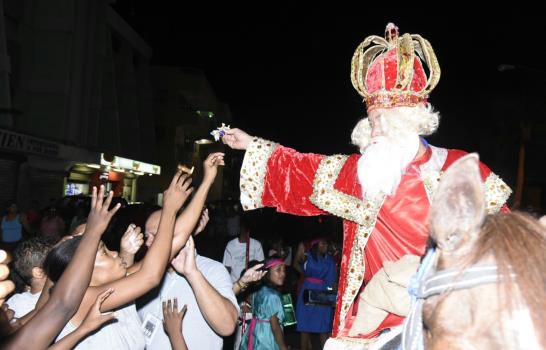 Niños y adultos disfrutan del tradicional desfile de los Reyes Magos
