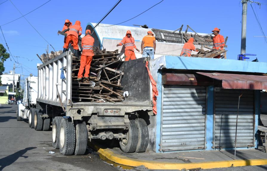 Brigadas del Ayuntamiento de Santiago arrasan con mesas de vendedores mercado Pueblo Nuevo