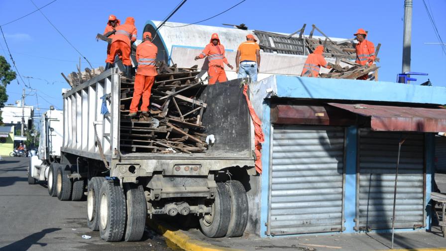 Brigadas del Ayuntamiento de Santiago arrasan con mesas de vendedores mercado Pueblo Nuevo Brigadas del Ayuntamiento de Santiago arrasan con mesas de vendedores mercado Pueblo Nuevo