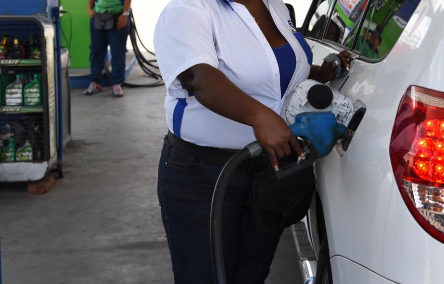 Dominicanos pagan en último mes RD$18 más por galón de gasolina