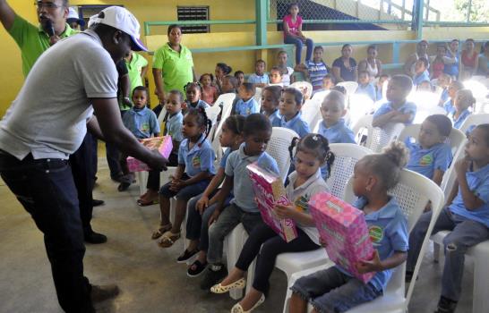 Gobernación de Santiago entrega  juguetes a niños pobres de Cienfuegos