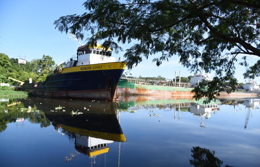 Los barcos chatarra permanecen anclados en el río Isabela