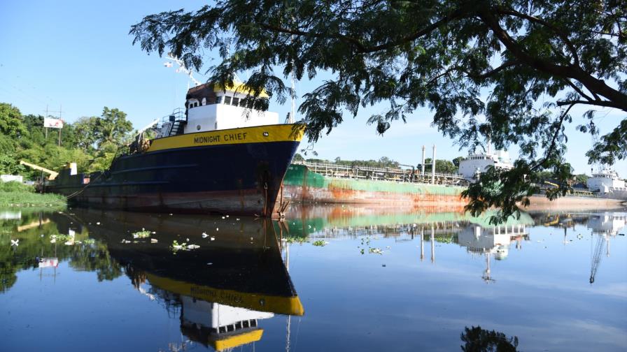 Los barcos chatarra permanecen anclados en el río Isabela
