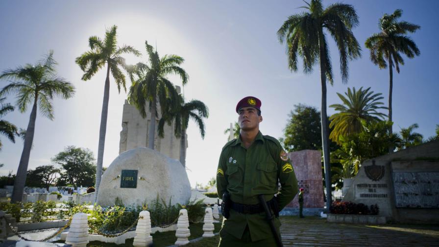 Unas 70.000 personas han visitado tumba de Fidel Castro a un mes del funeral