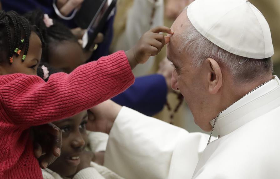 Papa exhorta a las madres a dar el pecho a sus bebés en pleno bautismo