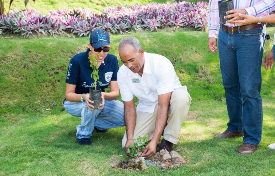 Ejecutivos hoteleros y autoridades de Samaná participan en operativo de siembra de plantas