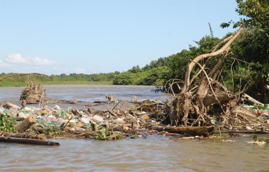 Los objetos de plástico amenazan bahías de Samaná y San Lorenzo