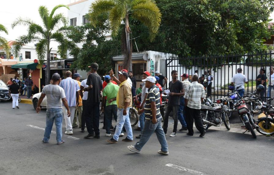 Exempleados de Santo Domingo Norte exigen pago de prestaciones