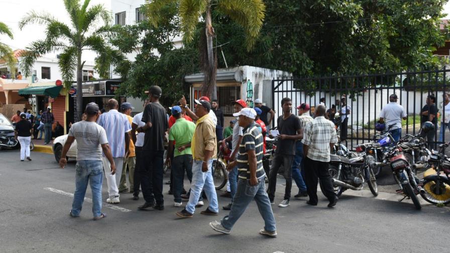 Exempleados de Santo Domingo Norte exigen pago de prestaciones