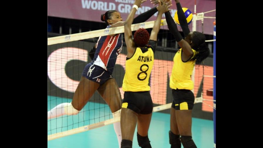 Seis jugadoras de voleibol refuerzan en cuatro países