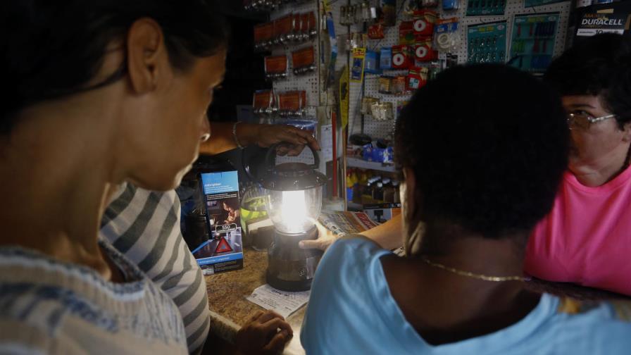 Bajarán tarifas de luz en Puerto Rico ante crisis económica 