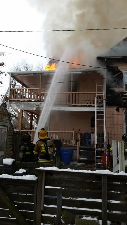 Alcalde de un pueblo de Estados Unidos rescata a una mujer de una casa en llamas 