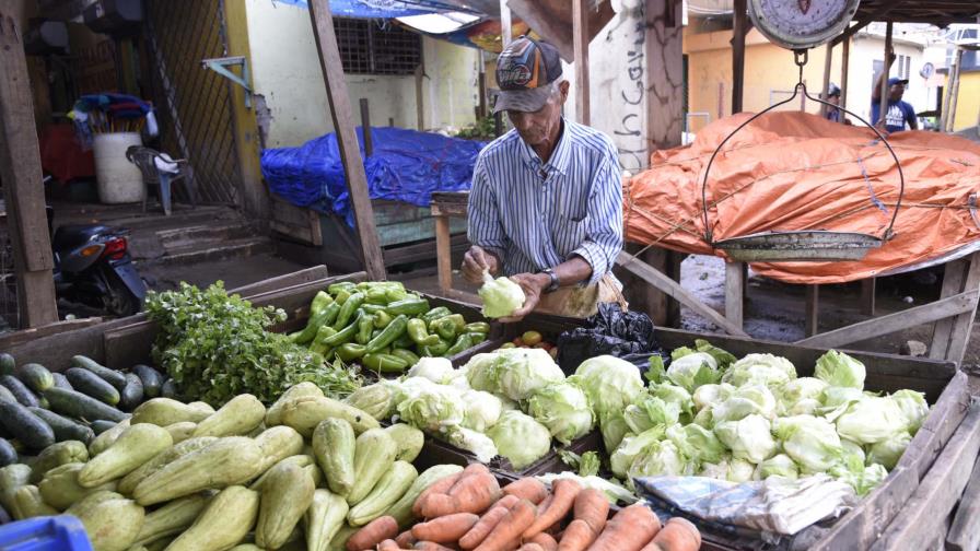 En La Vega, comerciantes venden sus productos en las aceras de vías públicas En La Vega, comerciantes venden sus productos en las aceras de vías públicas