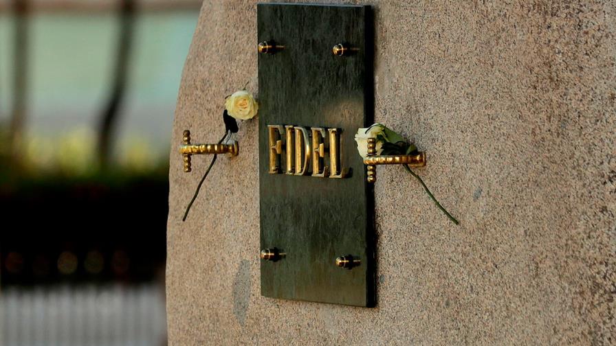 El actor estadounidense Danny Glover visita la tumba de Fidel Castro