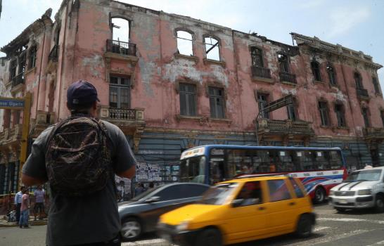 El centro de Lima, patrimonio de humanidad abandonado al polvo y las cenizas